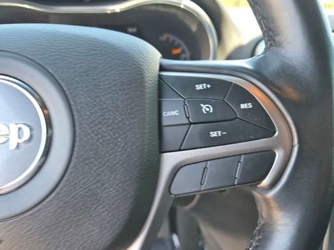 Used 2021 Jeep Grand Cherokee Laredo AWD/4WD image 20