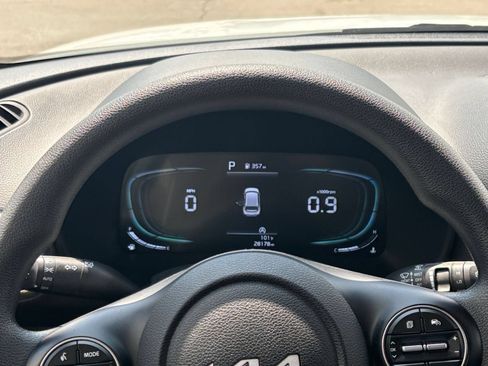 Used 2025 Kia Soul LX w/ LX Technology Package FWD image 38