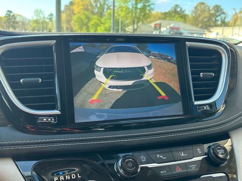 Used 2023 Chrysler Pacifica Limited image 16