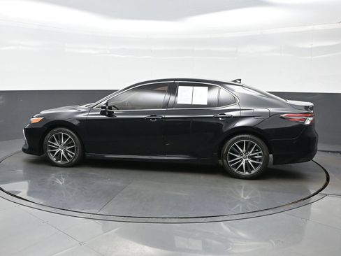 Used 2022 Toyota Camry XLE FWD image 3