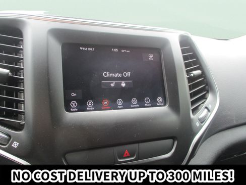 Used 2019 Jeep Cherokee Latitude Plus w/ Cold Weather Group AWD/4WD image 22