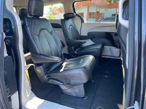 Used 2017 Chrysler Pacifica Touring-L FWD image 3