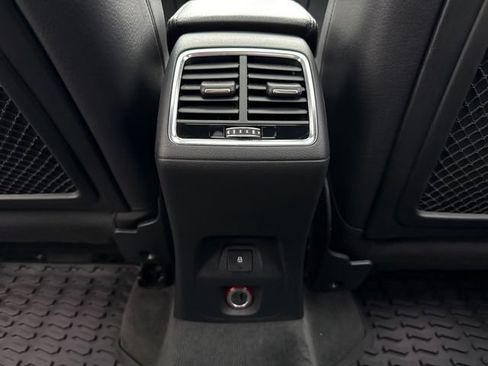 Used 2018 Audi Q3 2.0T Premium Plus w/ Premium Plus Package AWD/4WD image 23