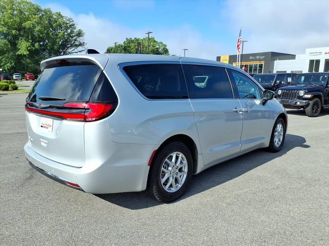 Used 2024 Chrysler Pacifica Touring-L FWD image 4
