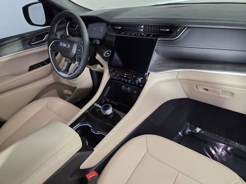 Certified 2025 Jeep Grand Cherokee L Limited w/ Trailer Tow Package image 36