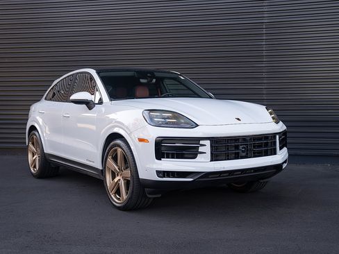 Certified 2025 Porsche Cayenne Coupe image 27