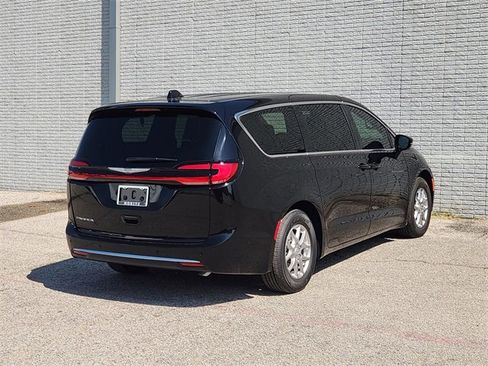 New 2025 Chrysler Pacifica Select image 4