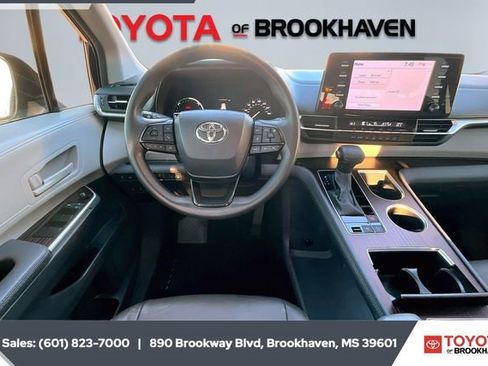 Used 2023 Toyota Sienna LE image 5