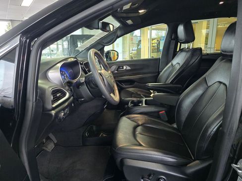 Used 2025 Chrysler Pacifica Select image 21