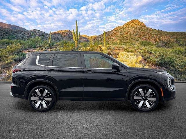 Used 2025 Mitsubishi Outlander SE FWD image 3