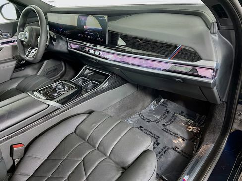 Used 2025 BMW 740i xDrive AWD/4WD image 31