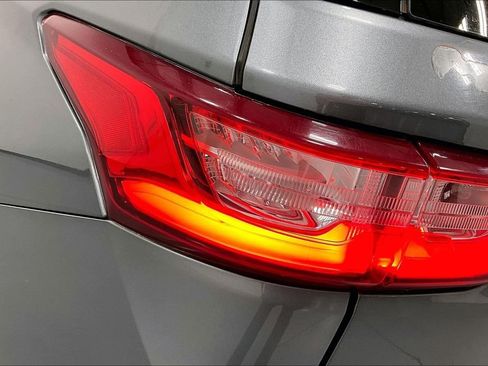 Used 2021 Chevrolet Traverse LT image 36