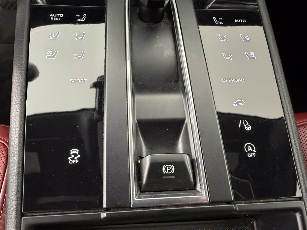 Used 2023 Porsche Macan AWD/4WD image 32