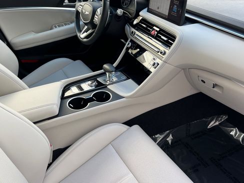 Used 2025 Genesis G70 2.5T image 16