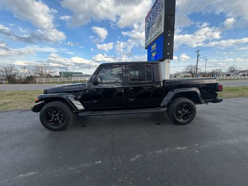 Used 2023 Jeep Gladiator Sport image 7