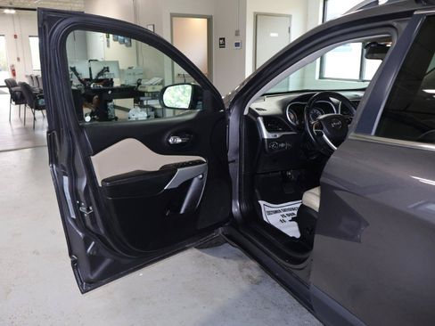 Used 2018 Jeep Cherokee Limited AWD/4WD image 14