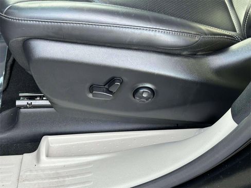 Used 2023 Chrysler Pacifica Touring-L image 19