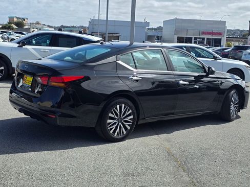Used 2025 Nissan Altima 2.5 SV FWD image 7