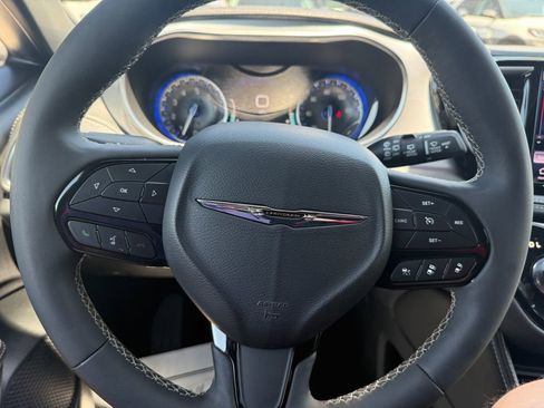 Used 2025 Chrysler Pacifica Limited FWD image 36