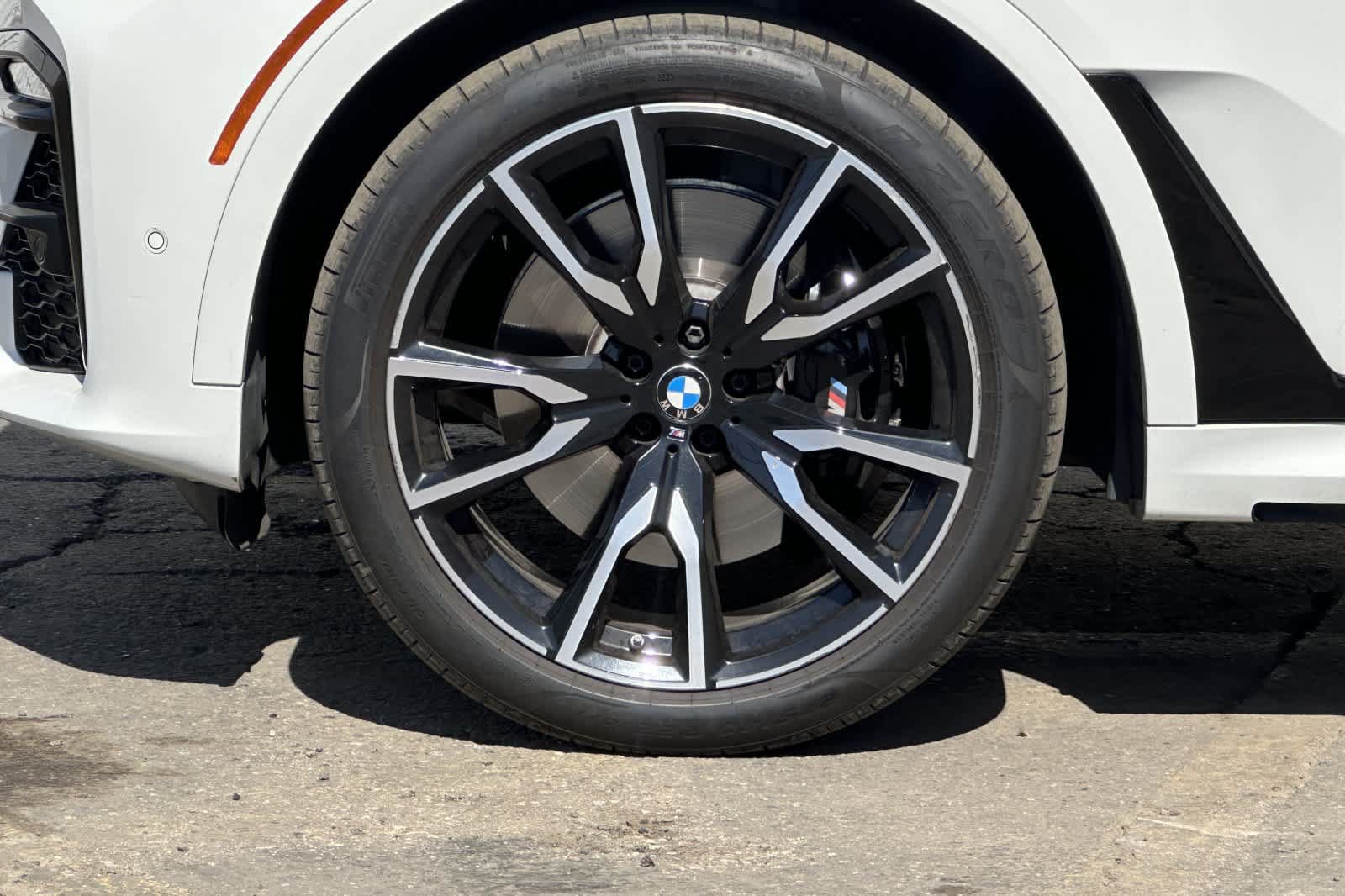 Used 2022 BMW X7 xDrive40i w/ M Sport Package AWD/4WD image 11