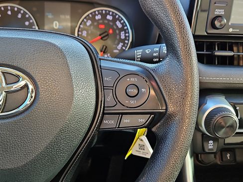 Used 2020 Toyota RAV4 LE image 17