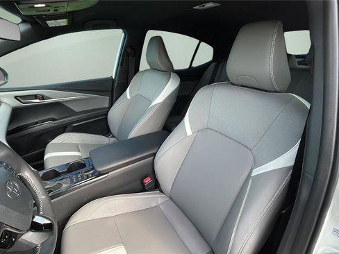 Used 2025 Toyota Camry SE w/ Convenience Package FWD image 12