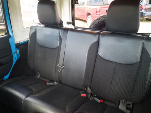 Used 2017 Jeep Wrangler Unlimited Sahara image 14