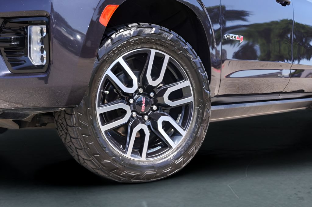 Used 2023 GMC Yukon AT4 AWD/4WD image 4