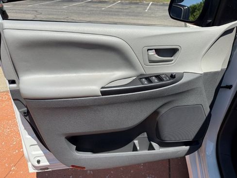 Used 2019 Toyota Sienna L FWD image 9