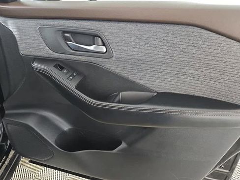 Used 2023 Nissan Rogue SV image 6