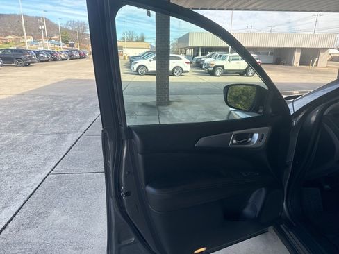 Used 2019 Nissan Pathfinder SL image 11
