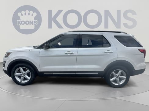 Used 2017 Ford Explorer XLT w/ Equipment Group 202A AWD/4WD image 13