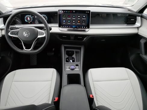 Used 2025 Volkswagen Tiguan SE image 10