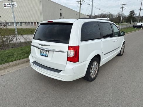 Used 2016 Chrysler Town & Country Touring image 3