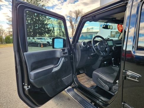Used 2018 Jeep Wrangler Unlimited Sahara AWD/4WD image 22