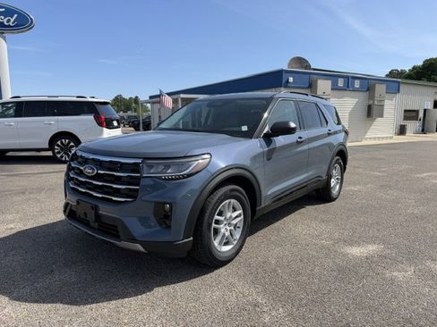 New 2026 Ford Explorer Active RWD image 2