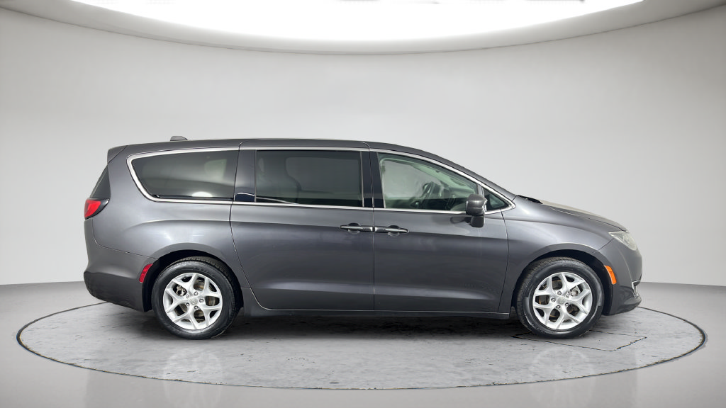 Used 2018 Chrysler Pacifica Touring Plus w/ Tire & Wheel Group FWD image 6
