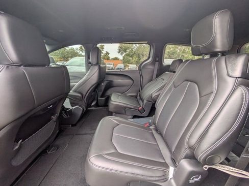 New 2026 Chrysler Pacifica Select image 12