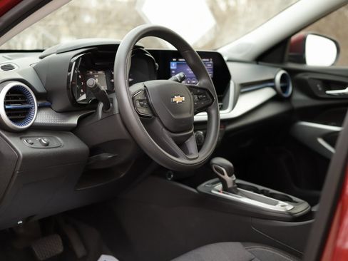 Used 2024 Chevrolet Trax LS w/ LS Convenience Package image 9