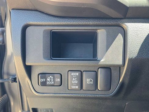 Used 2019 Toyota Tacoma TRD Off-Road w/ Technology Package AWD/4WD image 32