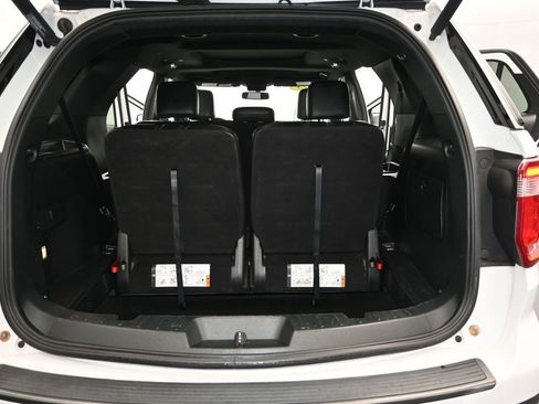 Used 2018 Ford Explorer XLT w/ Equipment Group 202A FWD image 11