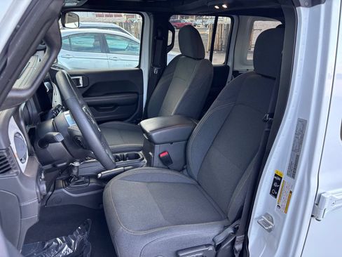 Used 2025 Jeep Wrangler Unlimited Sahara AWD/4WD image 36