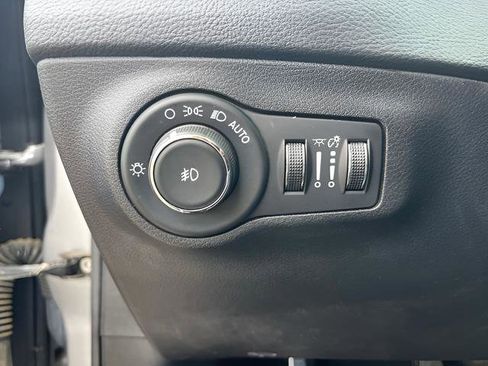 Used 2018 Jeep Compass Limited w/ Navigation Group FWD image 22