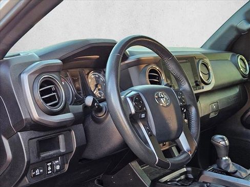 Used 2017 Toyota Tacoma TRD Off-Road image 9