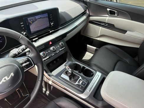 Used 2024 Kia Carnival LX FWD image 16