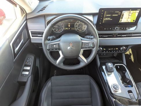 Used 2025 Mitsubishi Outlander SE image 31