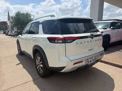 Used 2023 Nissan Pathfinder SL AWD/4WD image 4