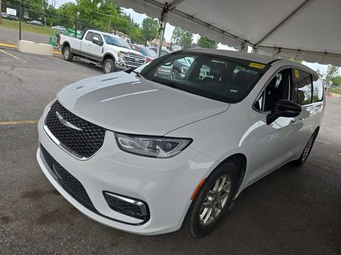 Used 2025 Chrysler Pacifica Select FWD image 2