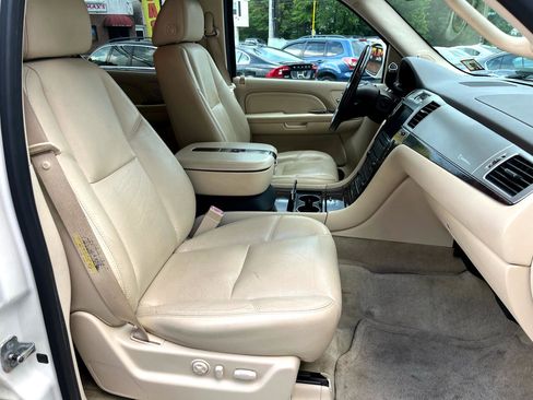 Used 2007 Cadillac Escalade AWD w/ Climate Package image 17