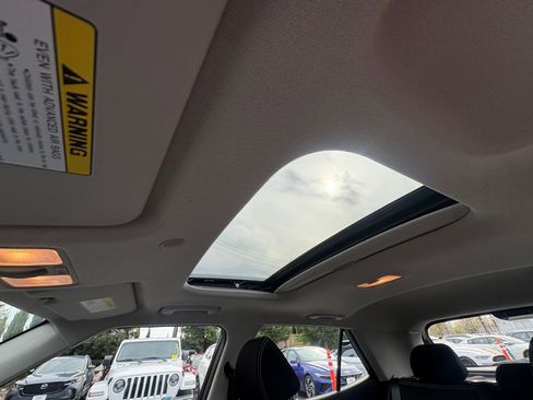 Used 2025 Hyundai Venue SEL image 28